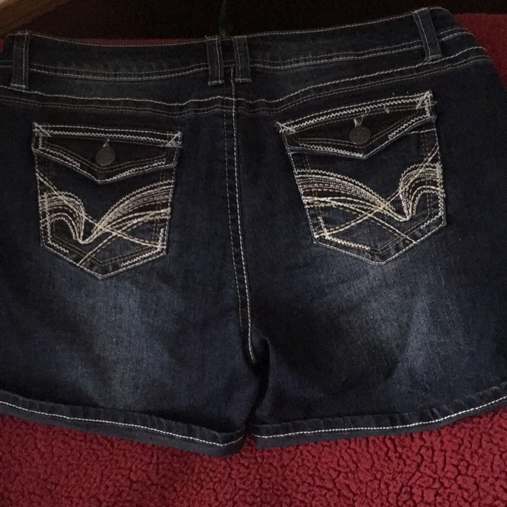 Shorts - Picture 2 of 3